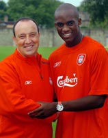 Momo Sissoko with Liverpool manager Rafael Benitez